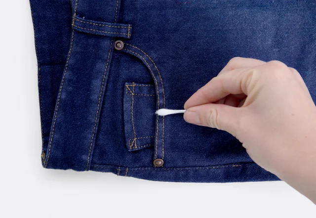 Jeans Used Look selber machen - Bleichmittel auftupfen