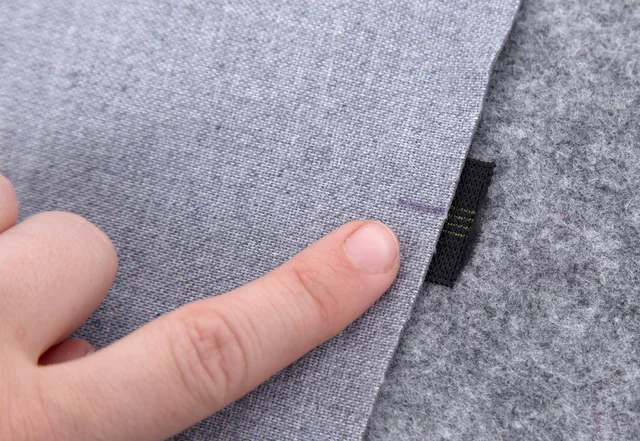 Tablethülle selber nähen: Mitte markieren Gummi einnähen