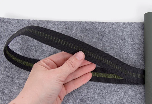 Tablethülle nähen: Gummiband liegt in Schlaufe