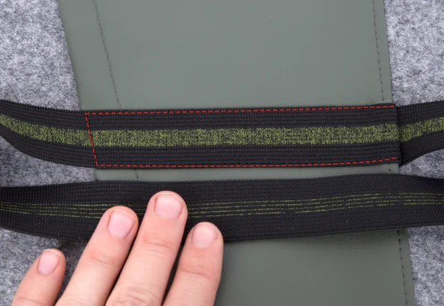 Tablethülle nähen: Gummiband auf Tasche steppen