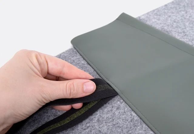 Tablethülle nähen: Gummiband und Tasche aufnähen