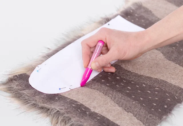 Schnittmuster auf Fellstoff übertragen 