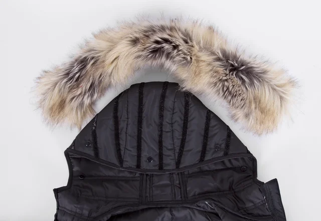 Fellkragen an Kapuze knöpfen 