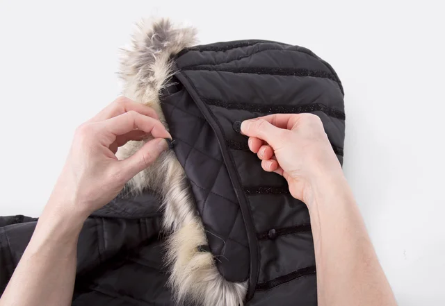 Fellkragen an Kapuze knöpfen