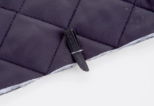 Gummischlaufen für abtrennbare Fellkapuze annähen