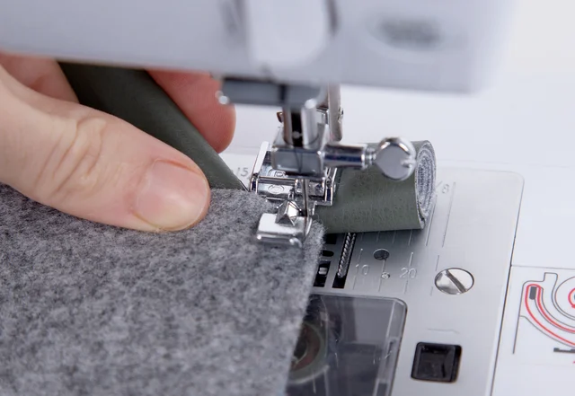 Kantennäfuß für Seitennaht der Tablethülle nutzen