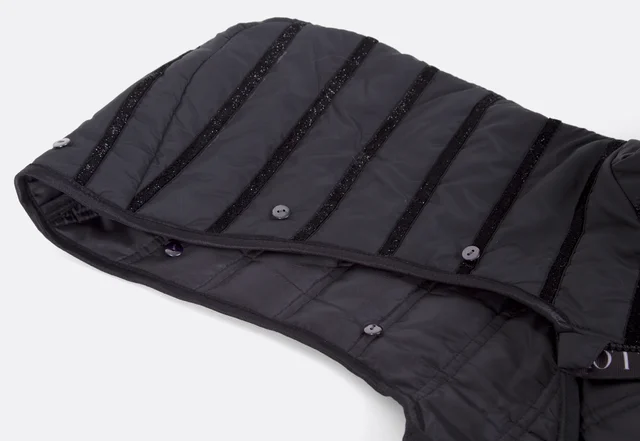 Knöpfe an Kapuze für Fellkragen beidseitig befestigen