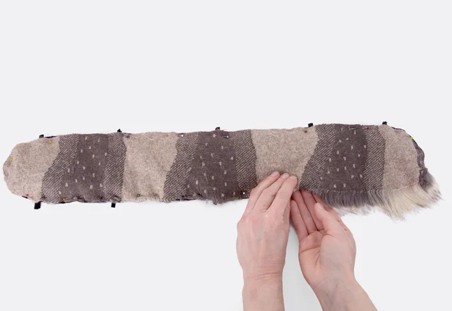 Steppstoff auf Kunstfell stecken