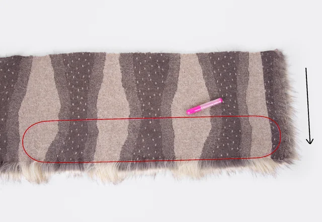 Schnittmuster mit Kreide auf Kunstfell zeichnen