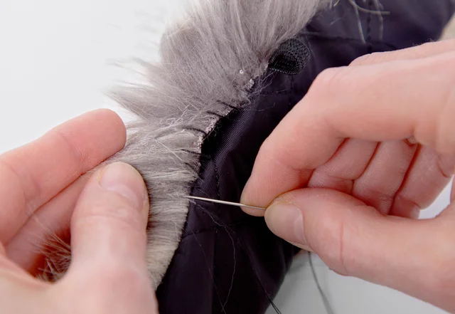 Wendeöffnung an Fellkragen schließen