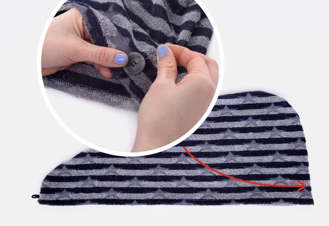 Knopf an Naht des Turbanhandtuchs annähen