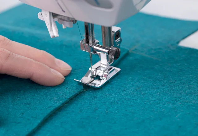 Filzstoff mit Kantennähfuß aufsteppen