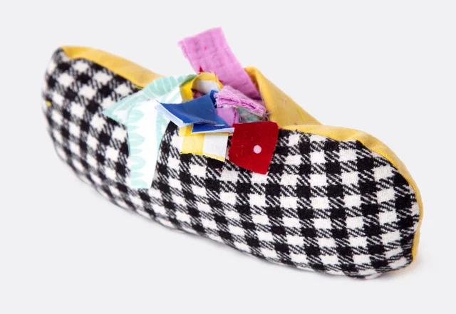 Saumrolle mit Stoffresten füllen