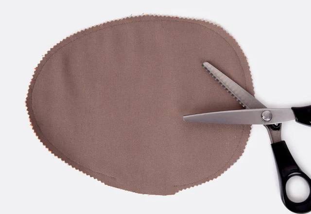 Nähte zurückschneiden mit Zickzack Schere