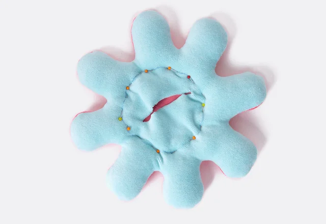 Wende-Krake: Oktopus mit Watte füllen