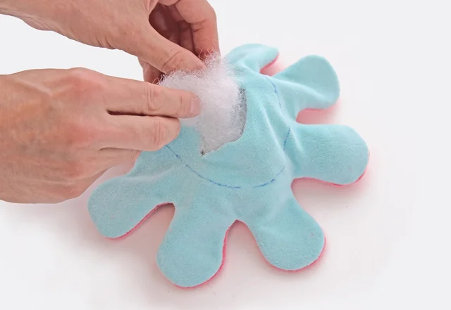 Wende-Oktopus: Kuscheltier mit Watte füllen