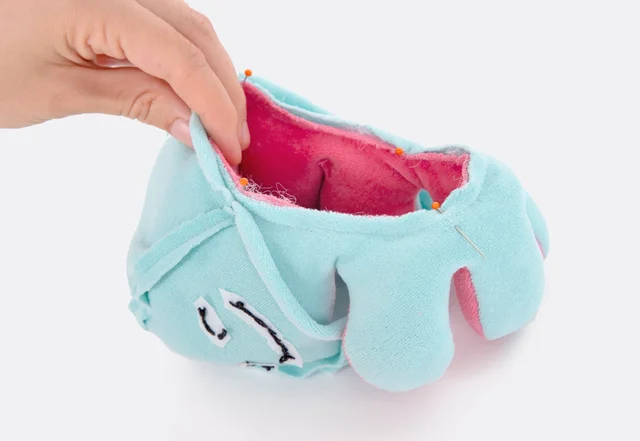 Wendekrake nähen: Tentakel in Kopf stecken