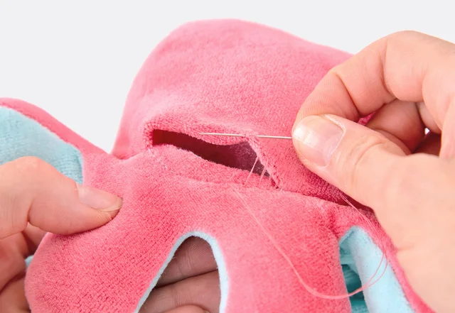 Kuscheltier nähen: Wendeöffnung mit Hexenstich schließen