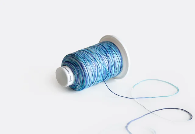 Overlockgarn mit Farbverlauf bulky lock blau