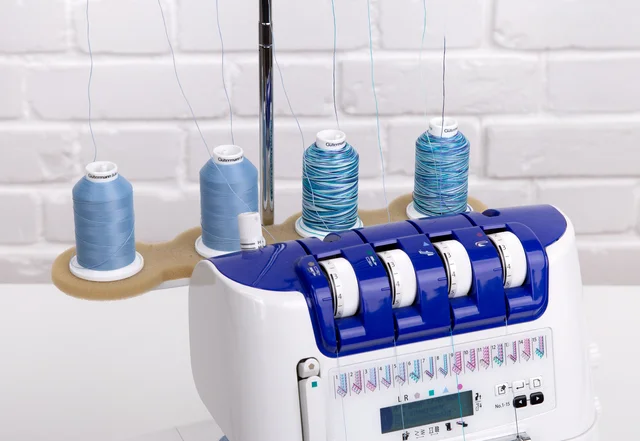 Overloch Nähmaschine mit Bauschgarn Farbverlauf Konen