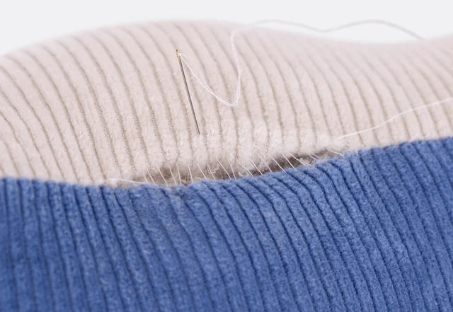 Nackenkissen Anleitung Wendeöffnung mit Leiterstich schließen