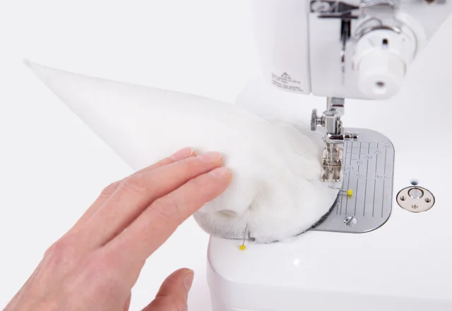 Wichtel mit Nähmaschine Körper an Boden nähen