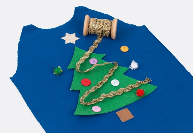 Weihnachtspulli mit Tannenbaum Knöpfen Borte nähen