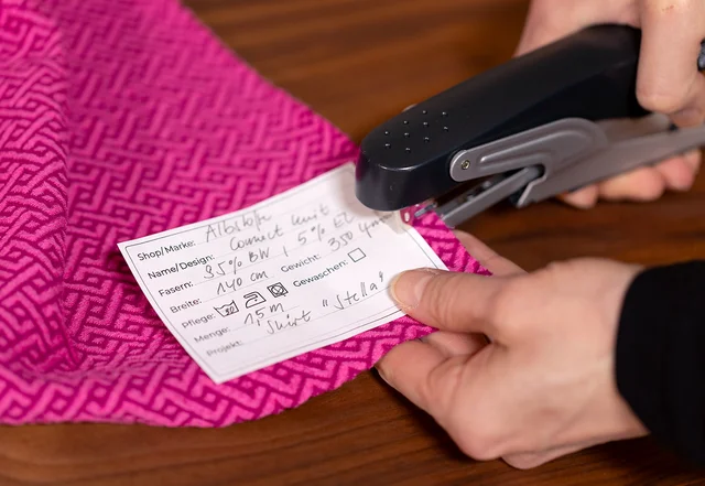 Stofflabel mit Heftklammern befestigen