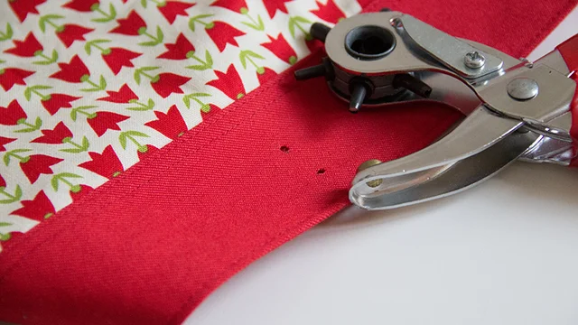 Löcher mit Lochzange in Tasche