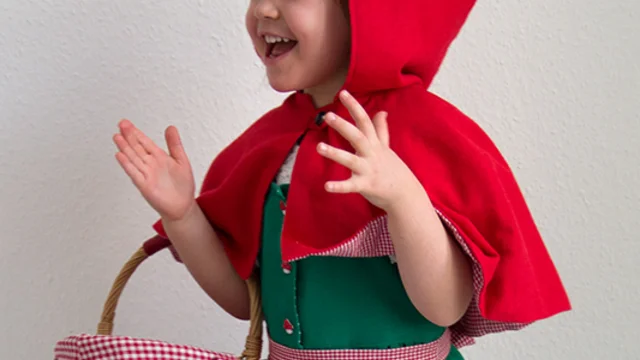 Rotkäppchen mit Schürze Rotkäppchen mit Schürze