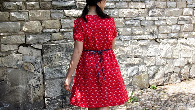 Kleid mit Band am Rückenteil