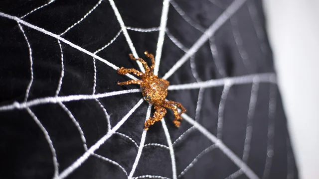 spinnennetz_kissen_effektgarn_silber_anleitung