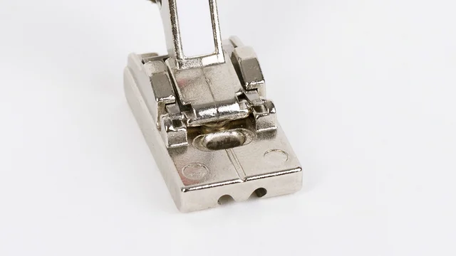 Nähen lernen – Nähmaschinenfüßchen – Verdeckter-Reißverschluss-Nähfuß