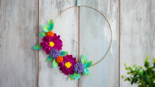 Filzblumenkranz selber basteln - hübsche Deko
