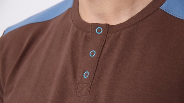 Nähanleitung Knopfleiste an einen Shirtausschnitt nähen