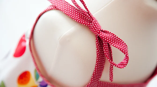 Kinderkleid mit Schleifenträgern Kinderkleid mit Schleifenträgern