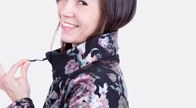 Susan Schnittmuster Damen Softshell Mantel Anleitung Blumen Schwarz Ausschnitt Reissverschluss