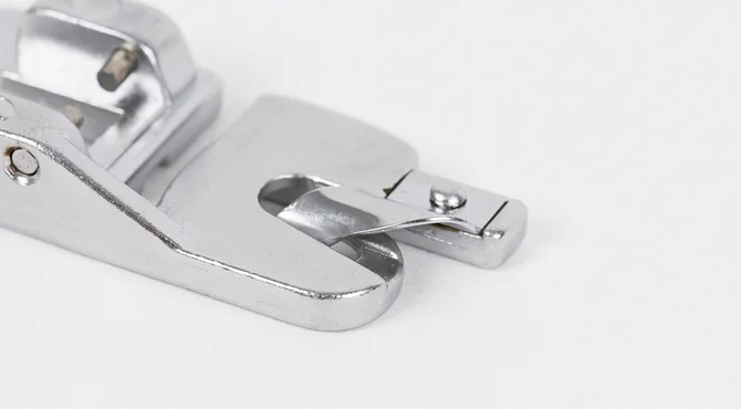 Nähen lernen – Nähmaschinenfüßchen – Rollsaumfuß