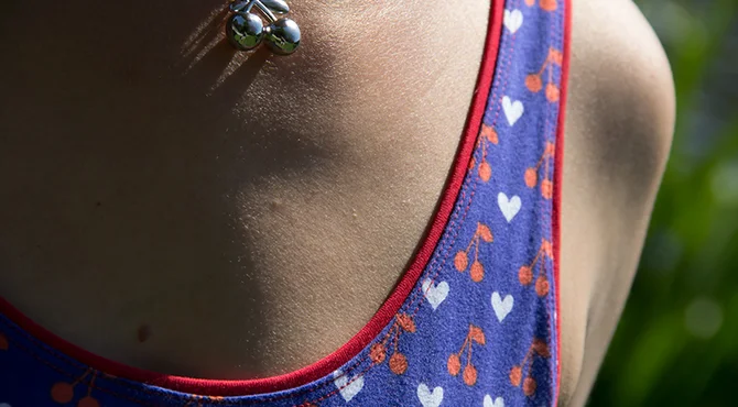 Damentop Ausschnittkante