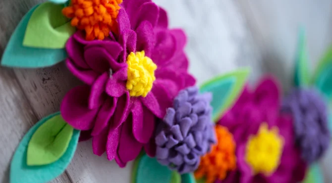 Filzblumenkranz selber basteln - hübsche Deko