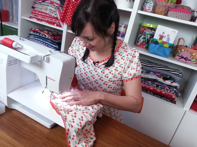 Ina näht einen Panty Ina näht einen Panty