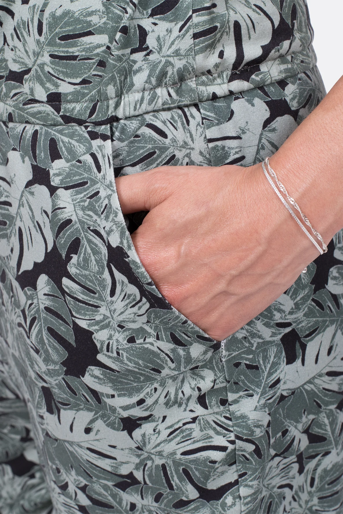 jumpsuit_schnittmuster_anleitung_kurze_aermel_lange_beine_eingriffstaschen Thumbnail