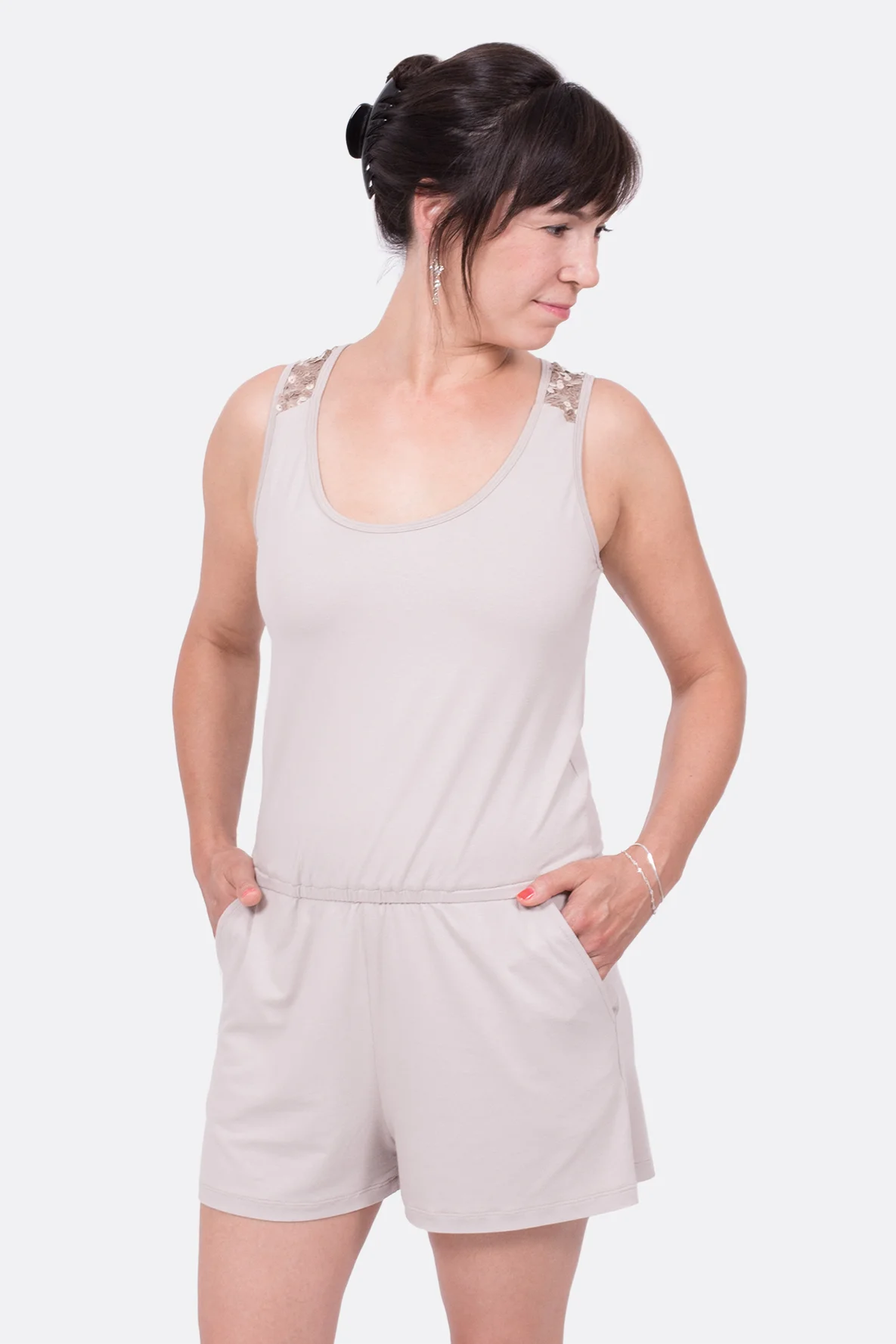 jumpsuit_schnittmuster_anleitung_traeger_kurze_beine_pailletten Thumbnail