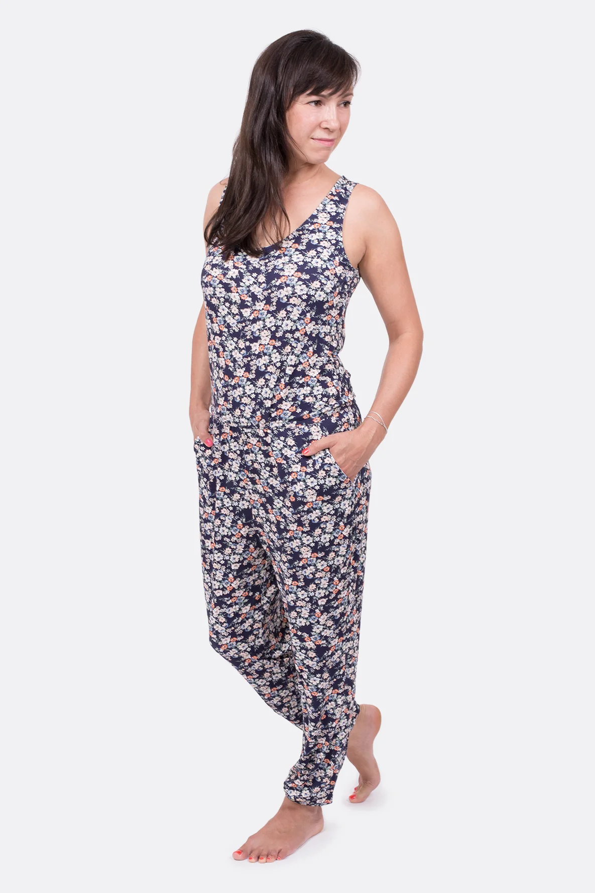 jumpsuit_schnittmuster_anleitung_traeger_lange_beine_bluemchen Thumbnail