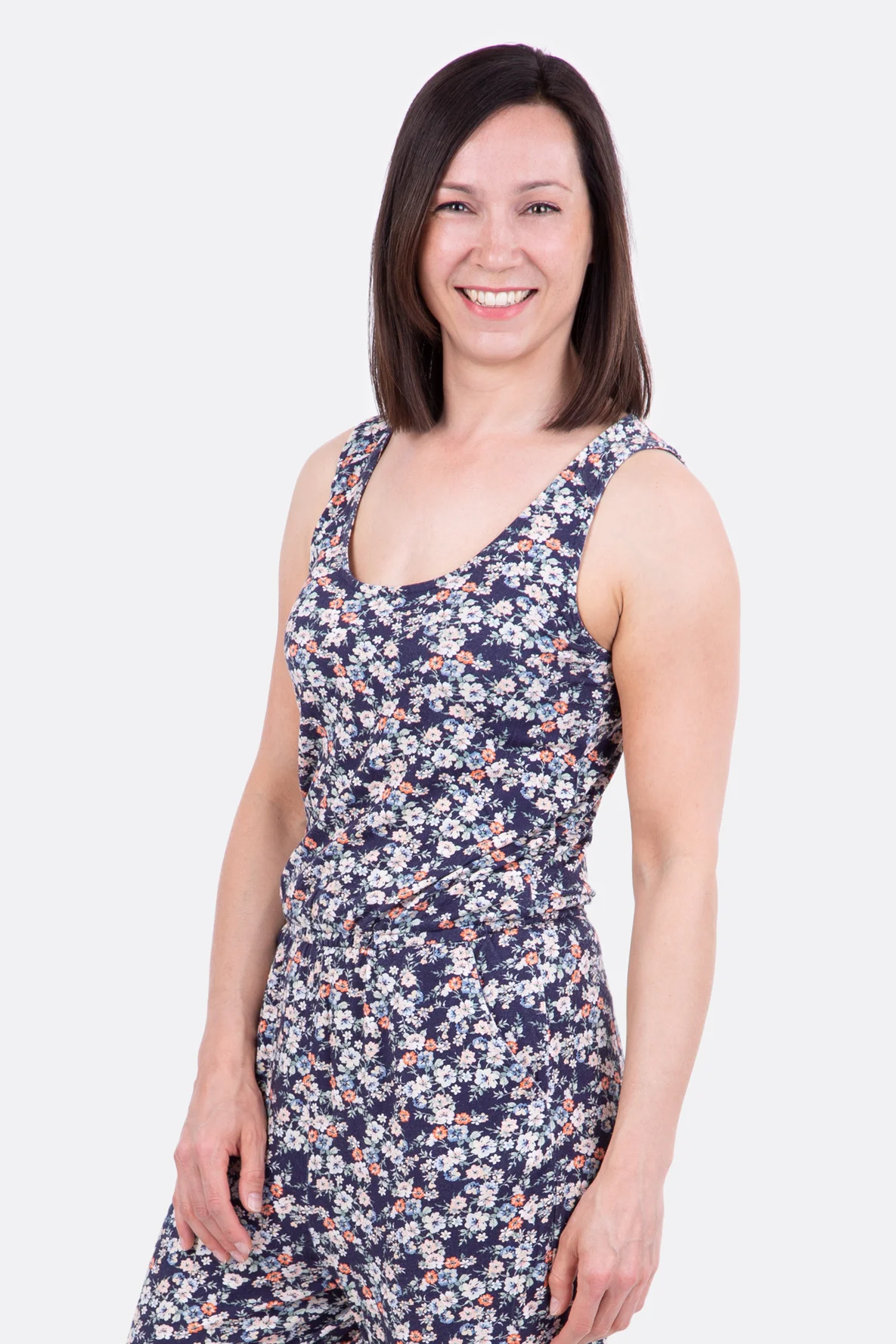 schnittmuster_damen_jumpsuit_traeger_blumenmuster_naehen Thumbnail