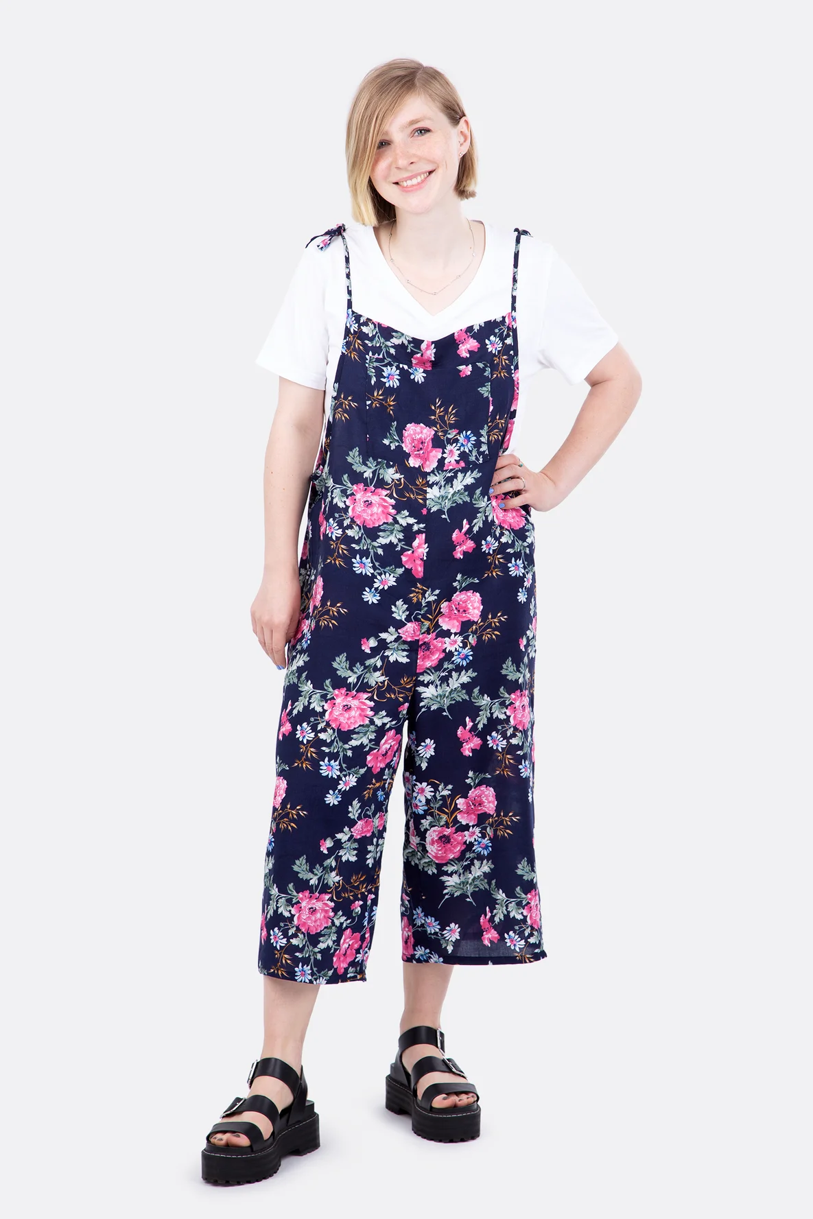 Schnittmuster einfache Latzhose Blumenmuster Selbernähen