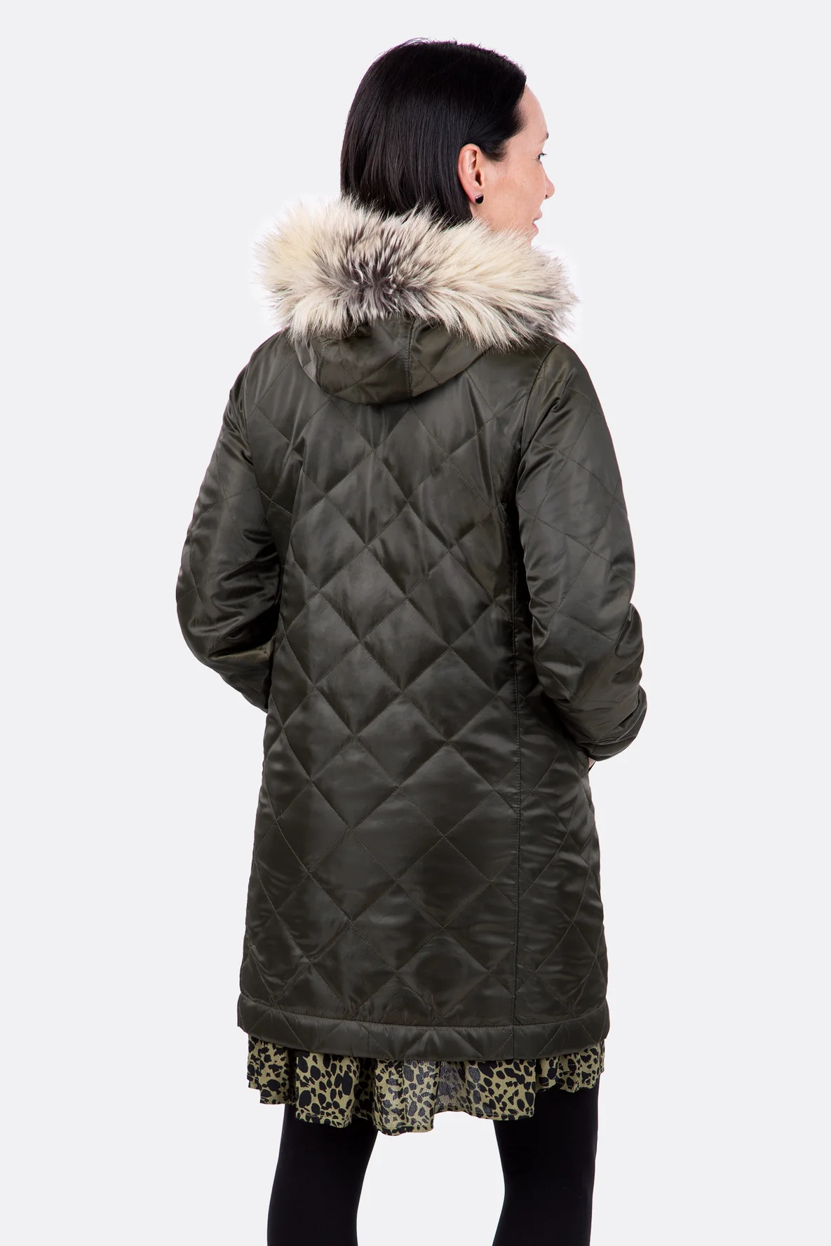 Schnittmuster Damenmantel aus Steppstoff mit Kapuze und Fellbesatz