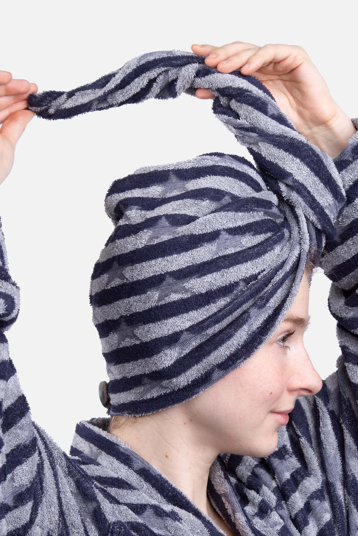 Turban Handtuch über Kopf führen