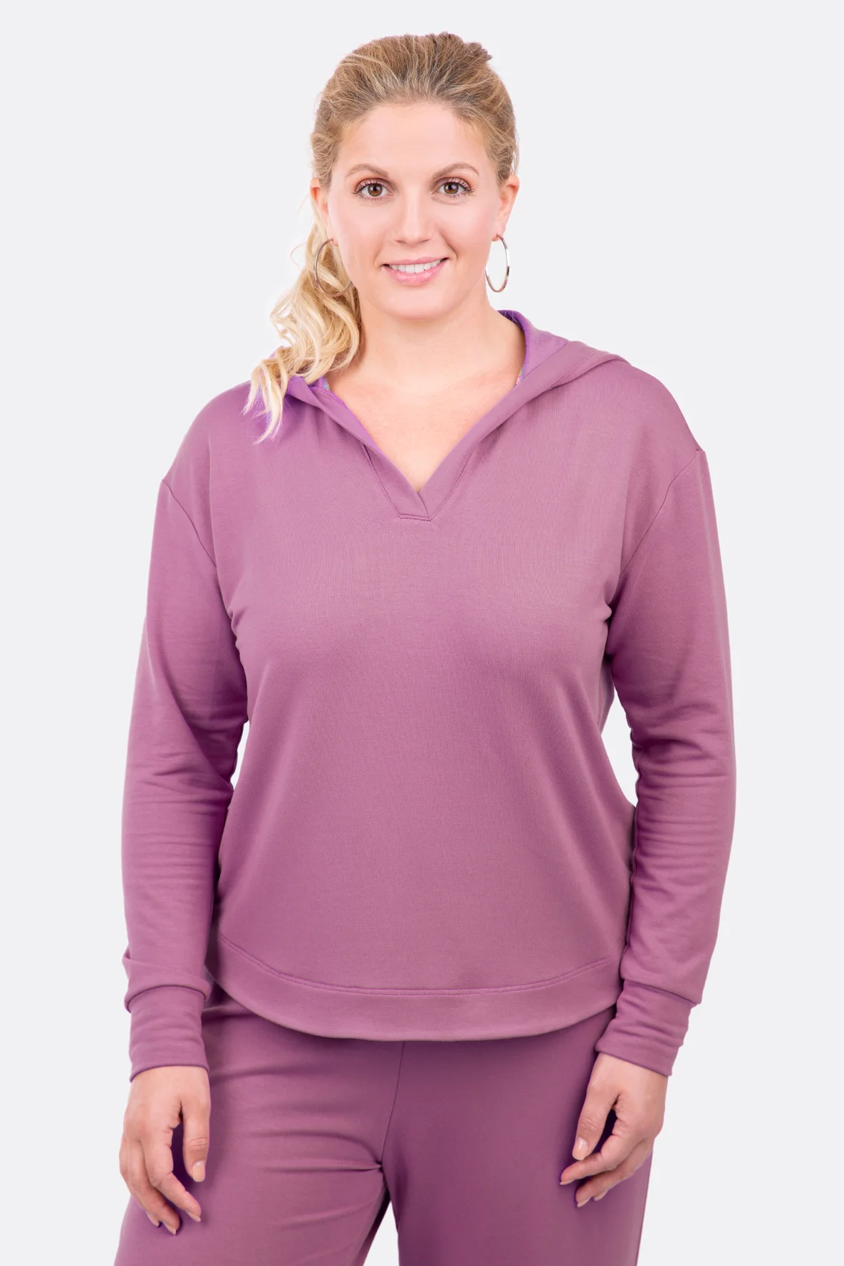Schnittmuster Kapuzenshirt mit V-Ausschnitt aus Modalsweat nähen