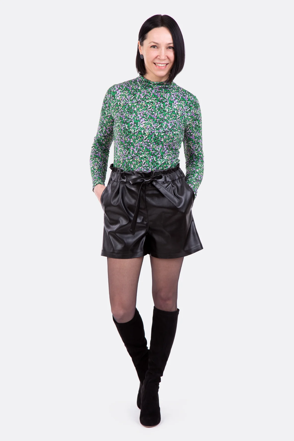 Schnittmuster Rollkragen Shirt mit Kunstleder Shorts Outfit